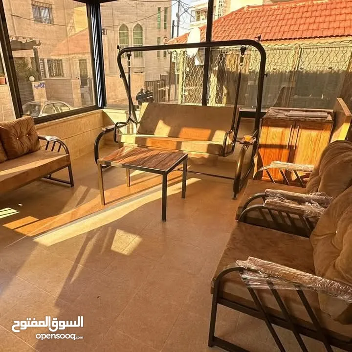 اطقم مودرن للحدائق حديد و راتان ومراجيح ثلاثية و عش البلبل وطاولات سفرة من الحديد الصلب