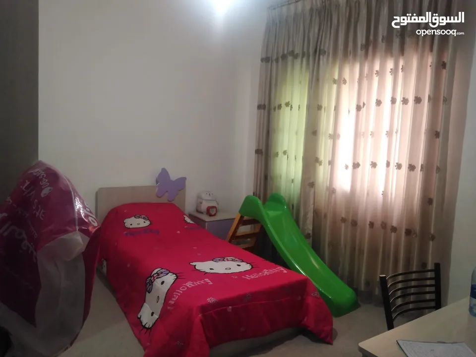 شقة للبيع طابق اول  مساحة 137م في ضاحية الامير حسن 3 غرف نوم  الشقة بحالة ممتازة وموقع مخدوم