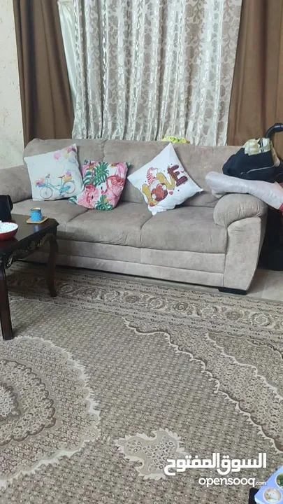 أثاث بيت كامل للبيع دفعة واحدة – نظيف وسعر مناسب  كنب + خزانة + برادي + سجادة للبيع معًا بحالة جيدة