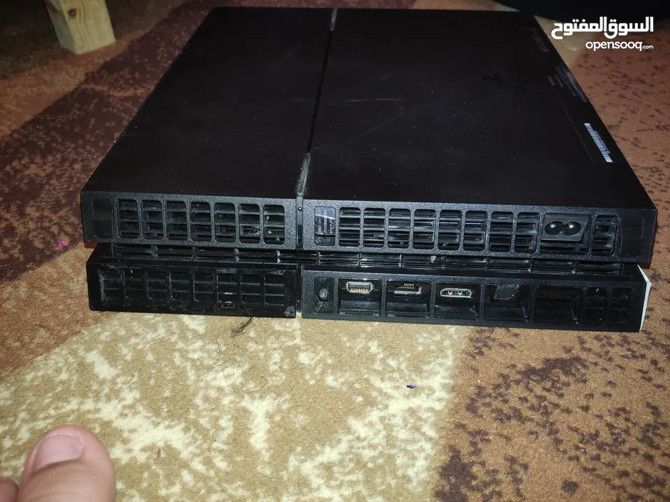بلايستيشن 4 مستعمل لاكن صفر خدوش و بيجي معاه جمييع ملحقاته
