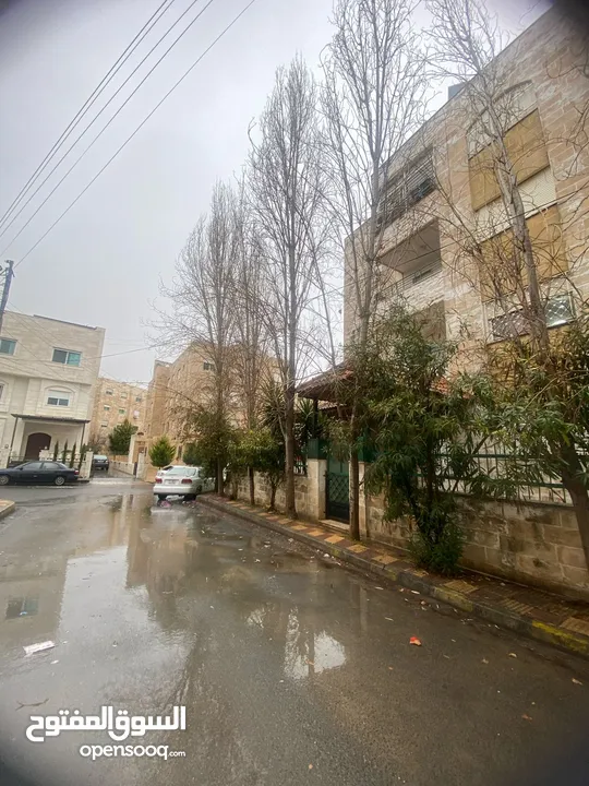 شقه للبيع بسعر مغري جدا مع اجهزه كهربائيه... يوجد مجال للسعر للجادين من المالك مباشرة