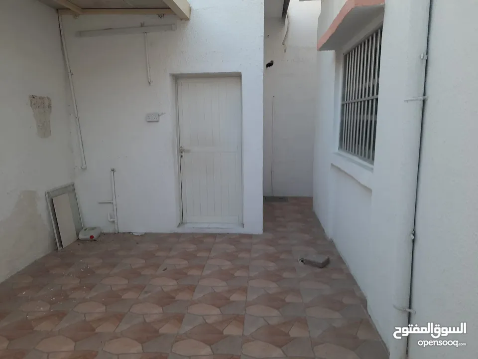 للإيجار بيت في الحزانه قرب قرية الشعب For Rent Villa in Al-Hazaanah SHJ