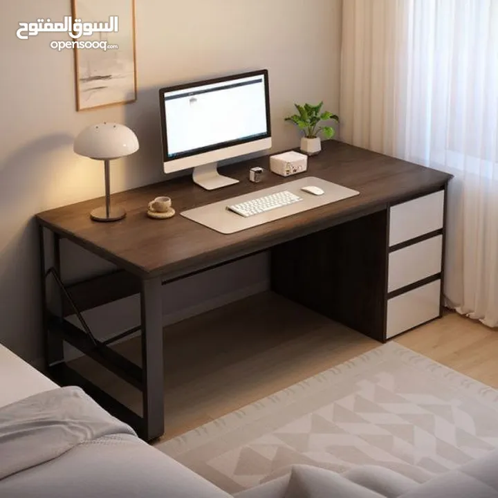 مكتب فاخر بتصميم عصري أنيق سطح خشبي متين بلون داكن فاخر يعطي لمسة فخامة .