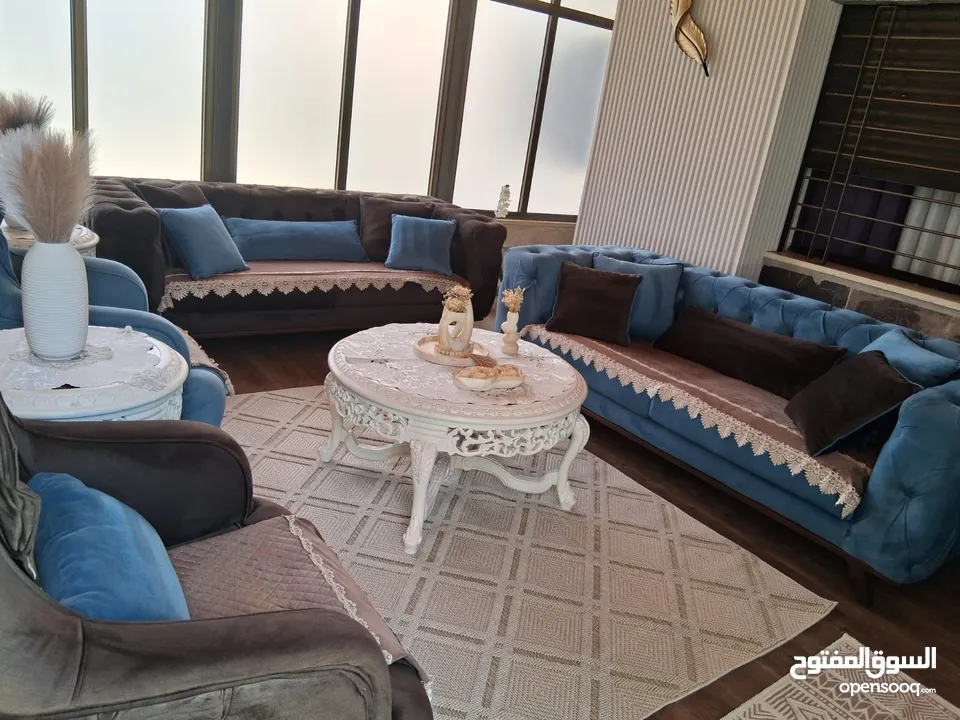طقم كنبايات مميز مع طاولات فاخرة باللون البيج
