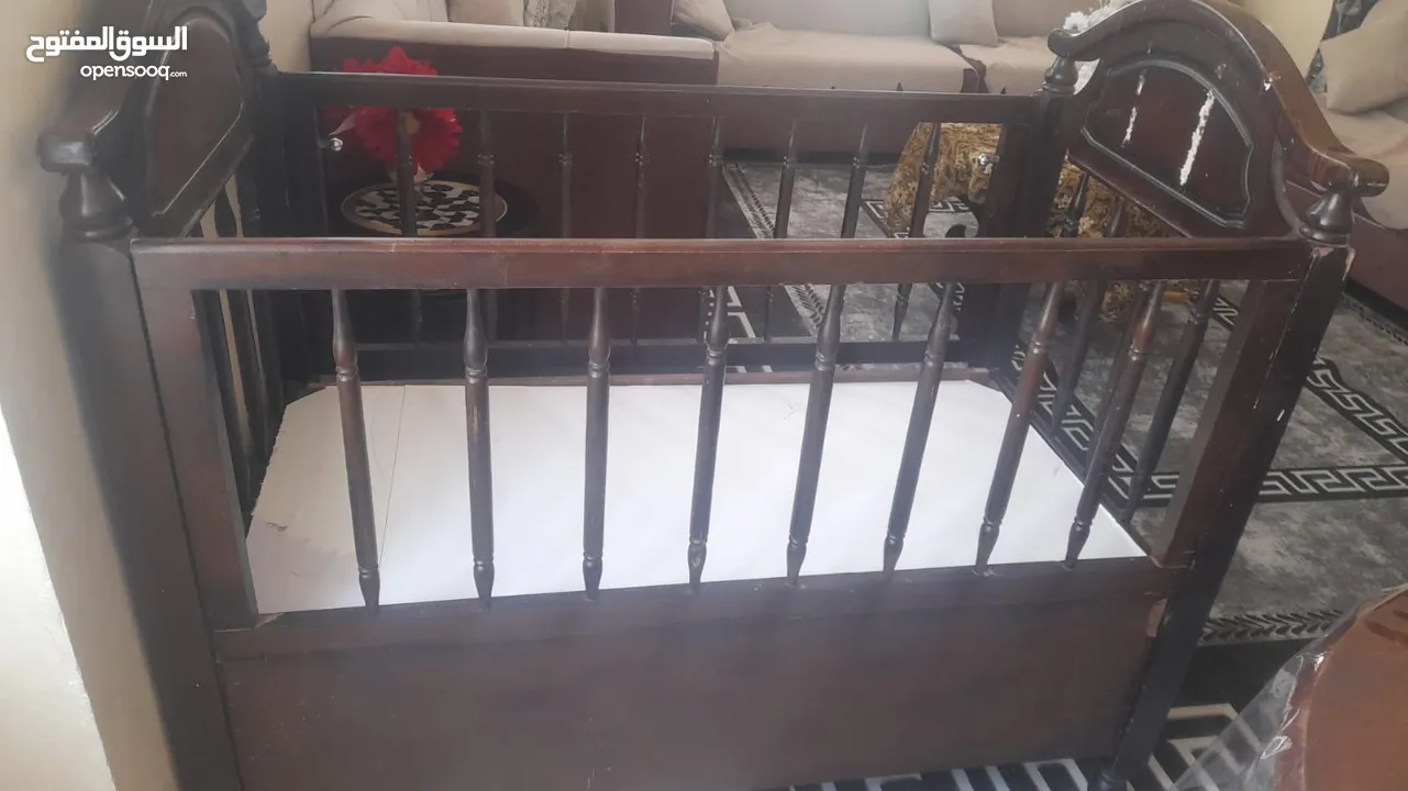 تخت بيبي خشب زان وبلوط لون بني محروق بحاله جيده