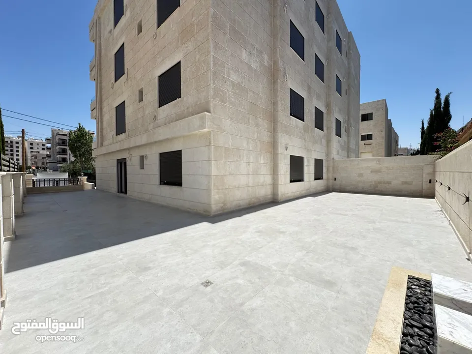 شقة لقطة للبيع طابق ارضي مع حديقة شارع المطار النخيل  شقة مساحة 185م وترس خارجي 220 م وكراج مستقل
