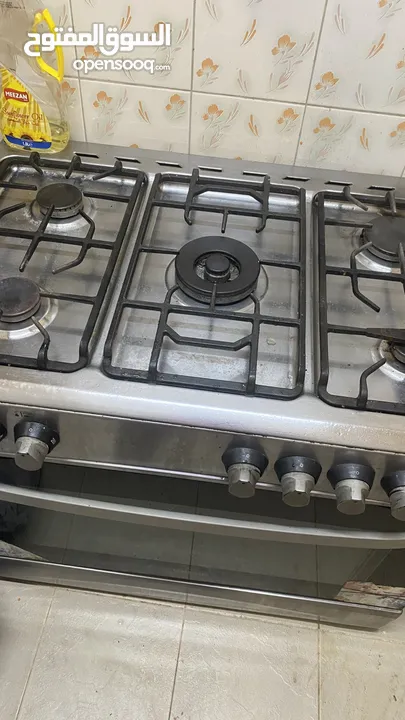 Cooking range and Gas cylinder