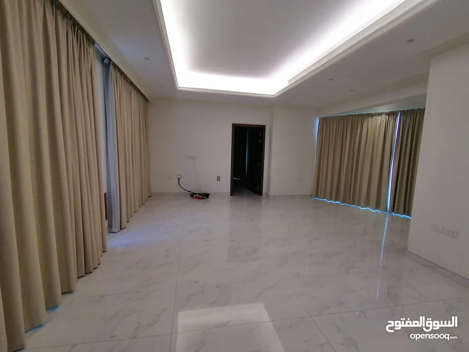 للايجار في الحد فيلا كبيره مع مصعد ومسبح For rent in hidd huge villa with lift and pool