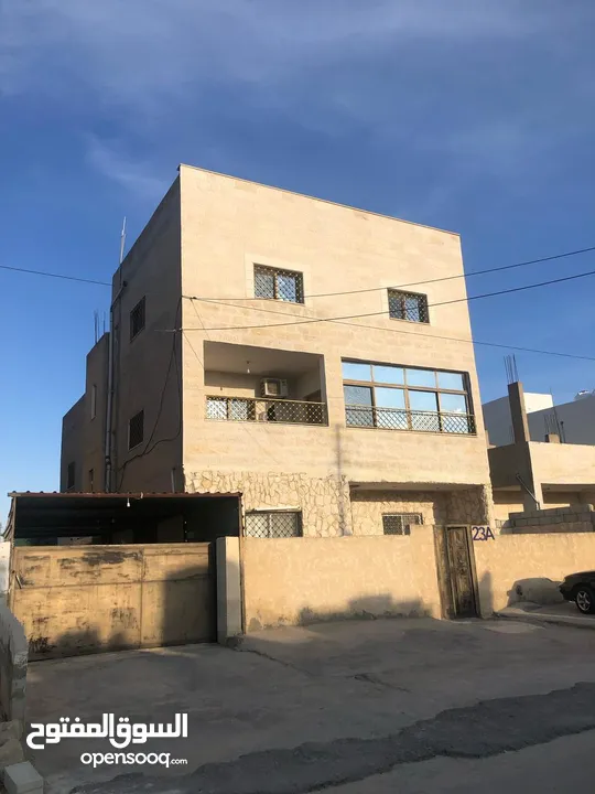 بيت طابقين وروف وطابق واجه حجر