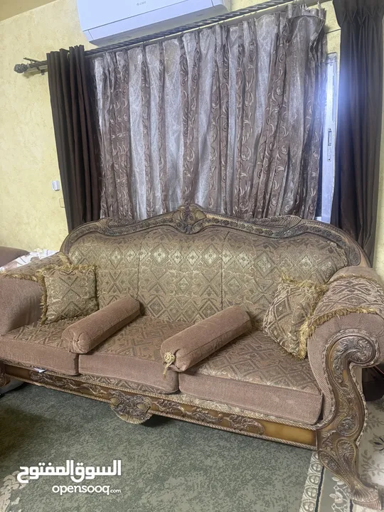 طقم كنب خشب 9 مقاعد + طاولات وسجاد وبرداي - بحالة ممتازه ، غرفة ضيوف كامله و جديده