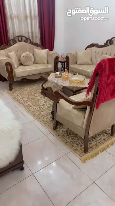 طقم كنب استعمال خفيف خشب ممتاز غير مهلوك ابدا ولا فيه اي خشط