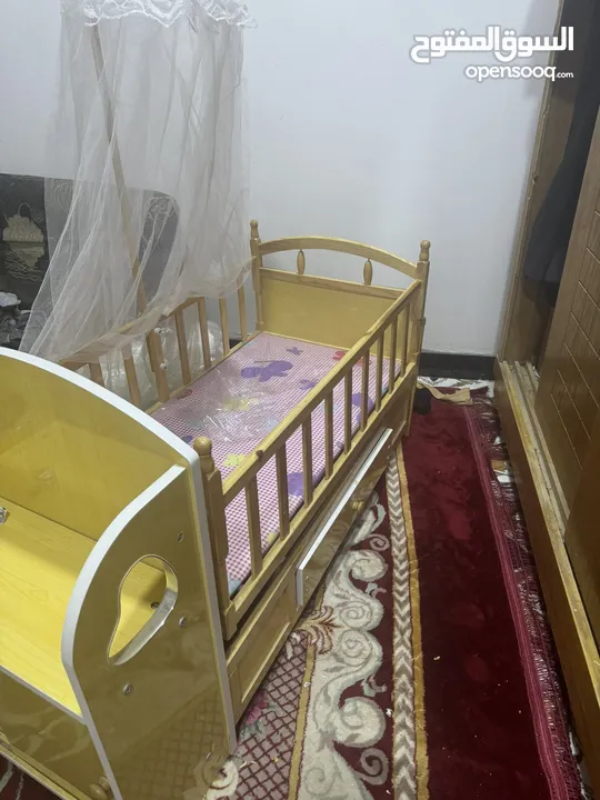سرير اطفال تم استخدامه 3 اشهر فقط ، بعدة جديد : السعر 50 الف