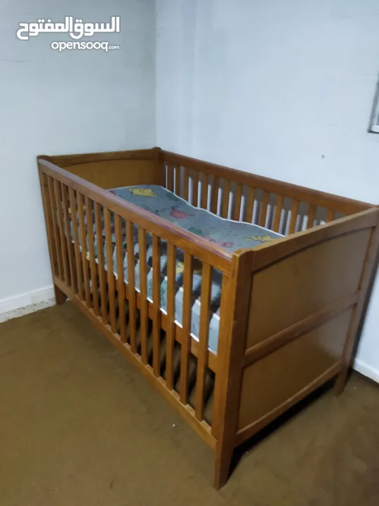 سرير اطفال ماركة  Mothercare  صناعة بريطانيه    أبعاده  140 *70*88