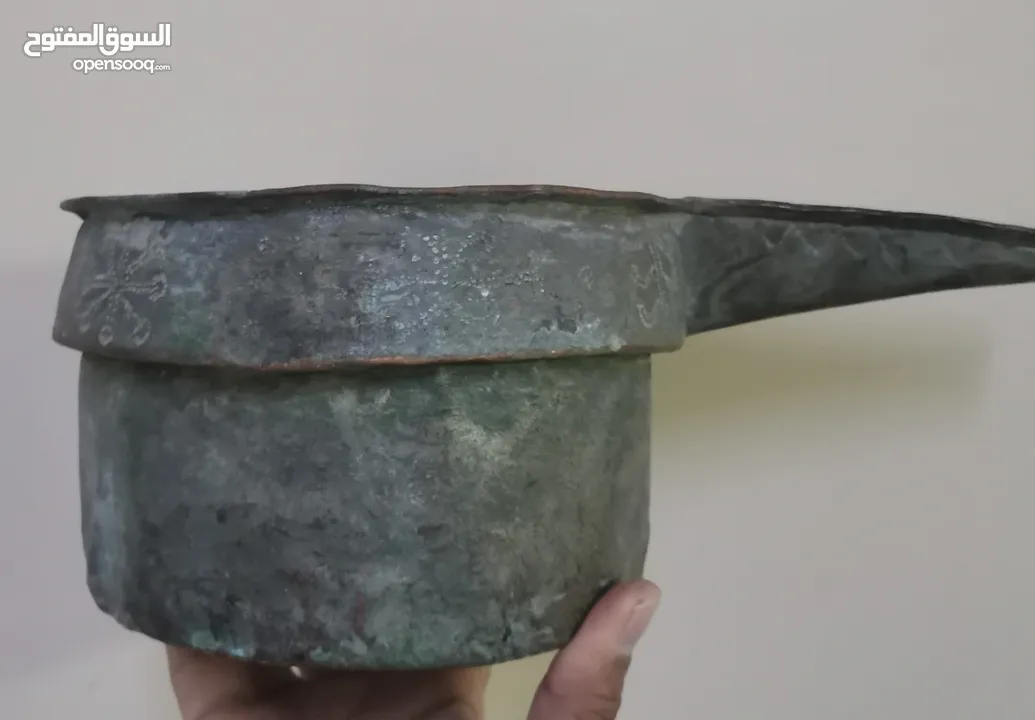 قطعة اثرية تراثية نادرة  وعاء نحاسي قديم، منقوش باسم الصانع: "عمل محمد بن سعيد بن جميعة"