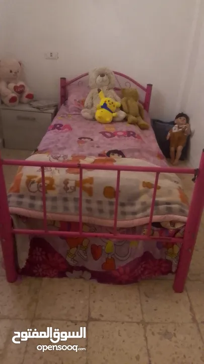 تختين حديد شبه جديد بحالة الممتاز سبب البيع ديق المكان مو بحاجه لاي شي لا دهان لون زهر يت اصل واتس