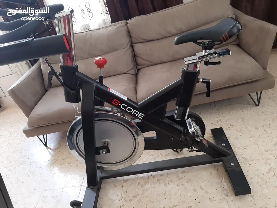 دارجه تمارين ثابته (spinning bike)مخصصة للتمارين الرياضية المنزلية. شبه جديده ونظيفة..