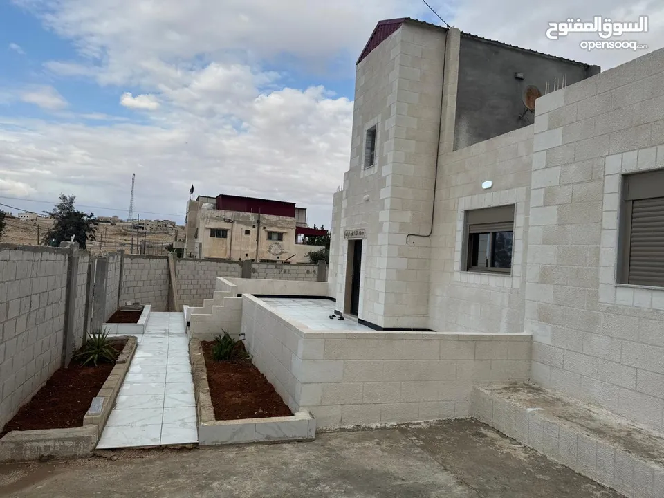 بيت للبيع مميز منطقه هادئه جدا