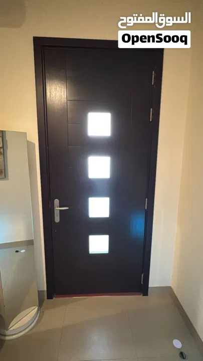 باب فخم ودريشة ألمنيوم للبيع... فرصة للي يبي الجودة!