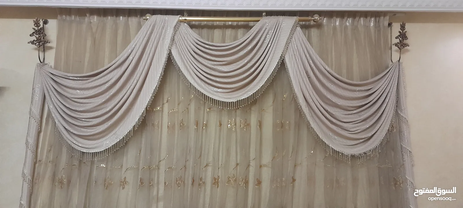 طقم سفرة / طقم كنب ضيوف/ كيزر ماء( سخان ) / مكيف 2 طن/ مفرش تخت وبرداية طقم/ قلاية كهربائية / طاولات