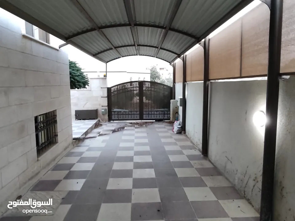 منزل مستقل ومطل للبيع واجهات حجر ومنطقة هادئة جداً وقريب من جميع الخدمات