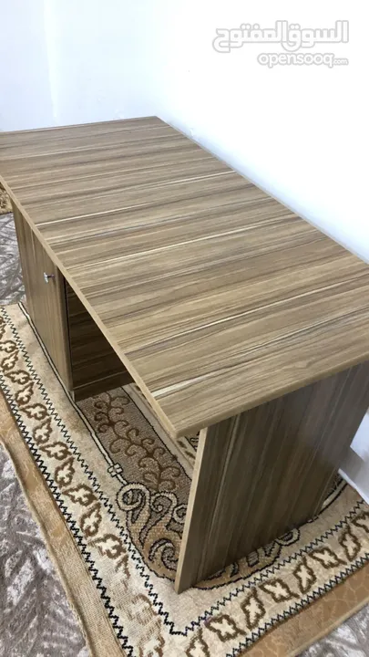 طاولة دراسة او طاولة لابتوب مكتبيه حجمها متوسط كويس