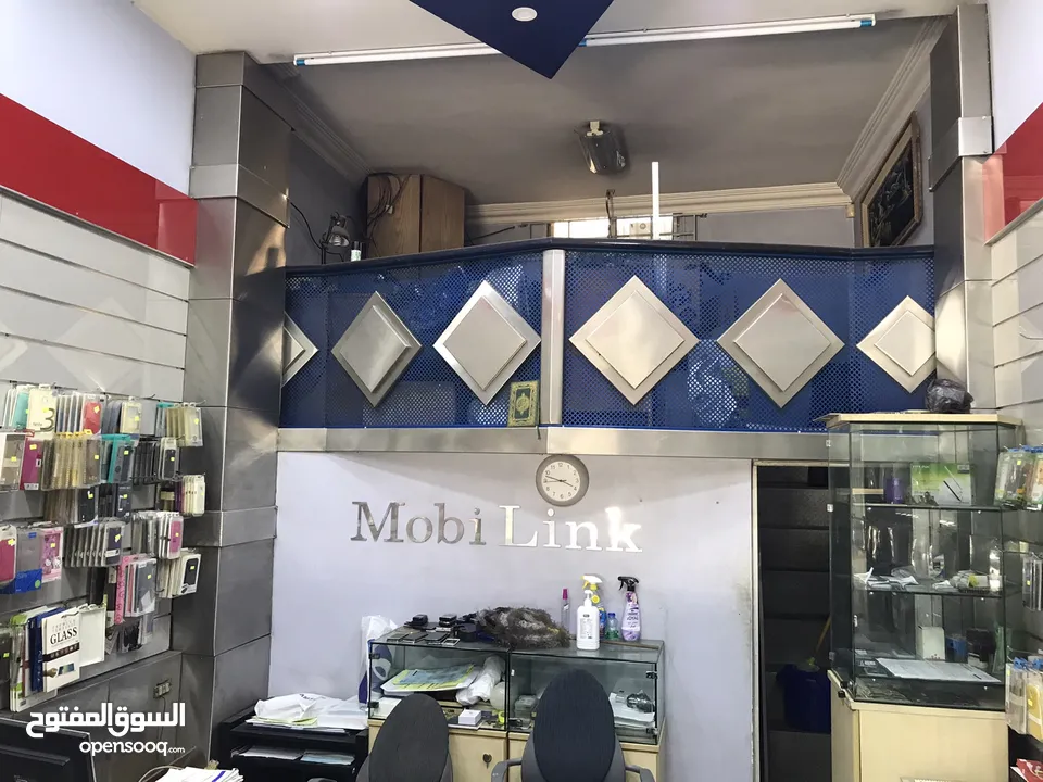 محل تجاري للبيع مجهز كامل موقع مميز ملاصق لمعرض شركة زين - شارع باب الواد - الوسط التجاري/ الزرقاء