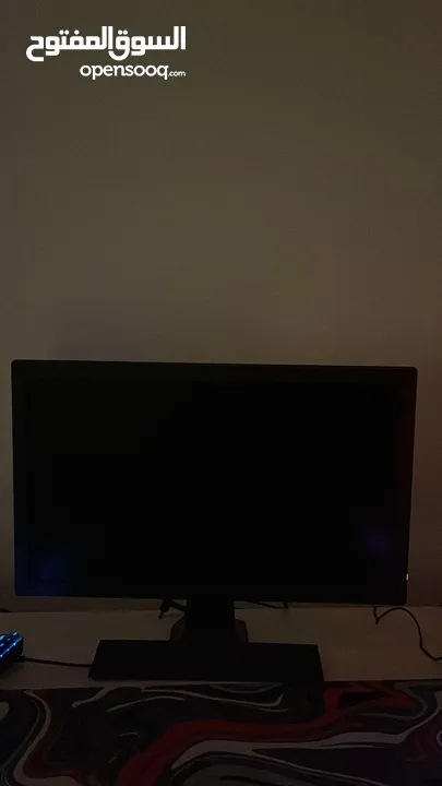 بي سي للبيع مع شاشه benq و طاوله بيضاء