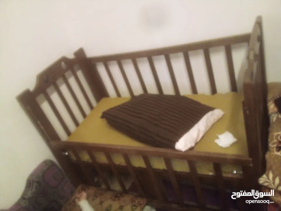 سرير اطفال و هزازة كهربائية