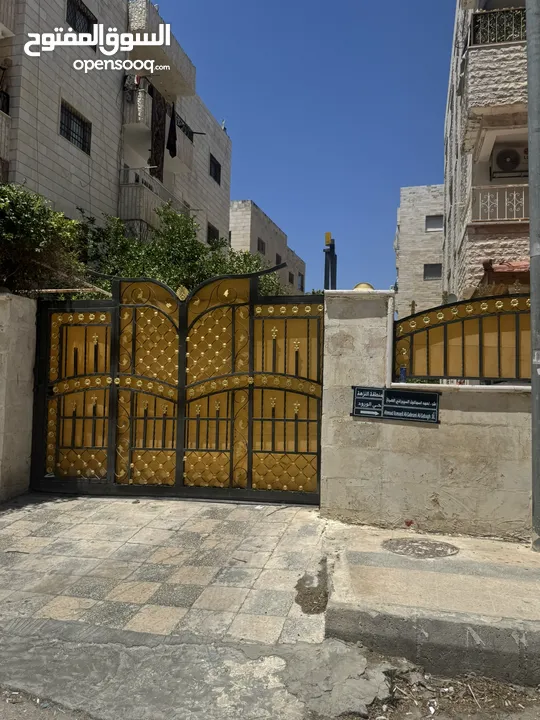 شقة طابق ارضي بحال الوكالة في اجمل مناطق اربد  قرب المؤسسة العسكرية للبيع بسعر مغري