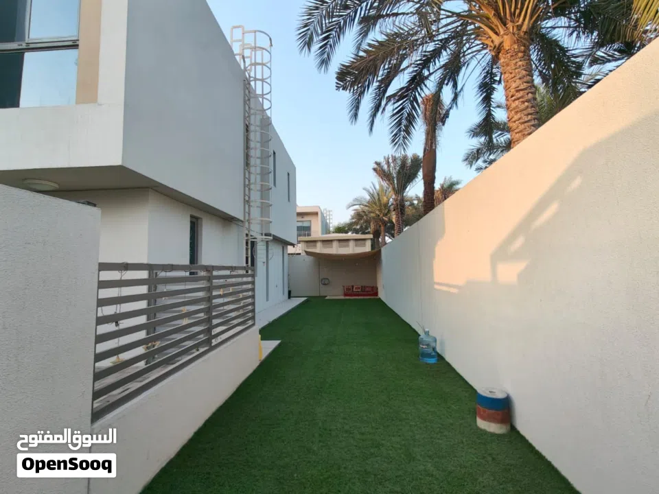 ثلاث غرف للبيع بأماره الشارقه بجانب ستي سنتر الزاهيه