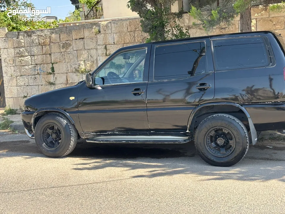 نيسان تيرانو 1995