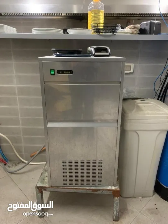 عدة مطعم كاملة مستعملة بحالة جديدة جداً استخدام اشهر فقط متوفر ايضاً تلاجات و فريزرات كبيرة