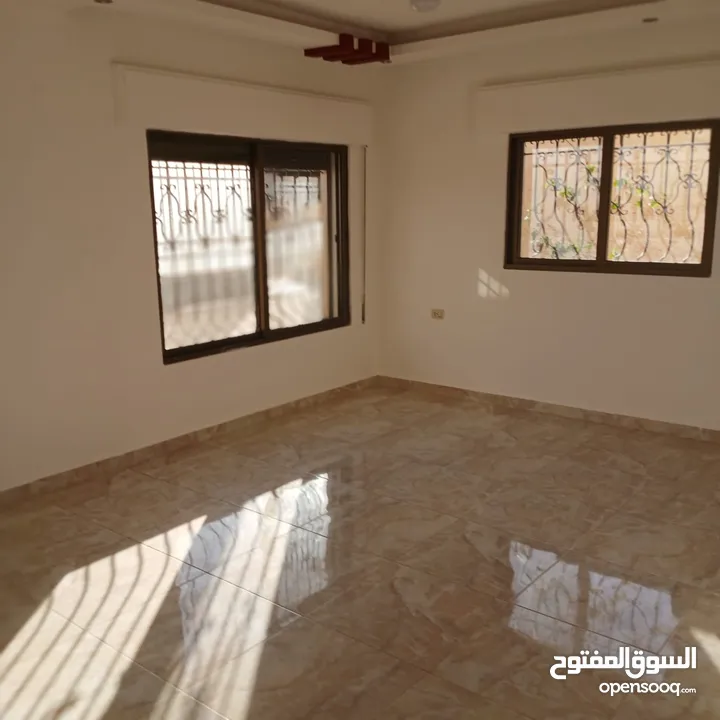 شقه أرضيه في مأدبا / قرب مسجد المسيح