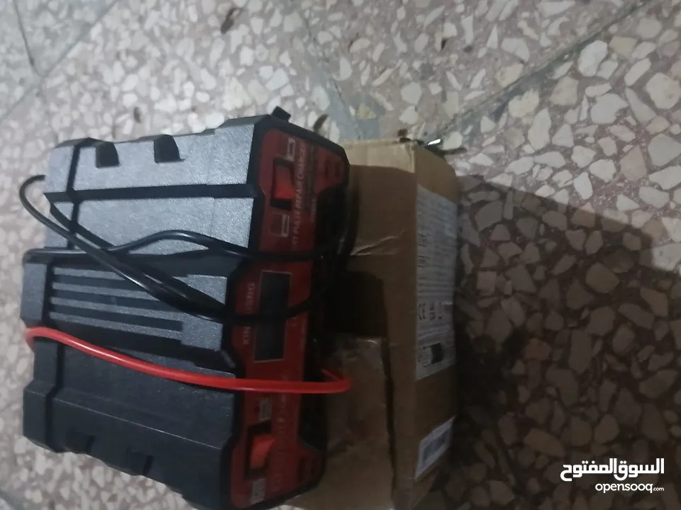 شاحن بطارية سيارة مع منفاخ عجل السيارة جديد مش مستعمل للبيع ......