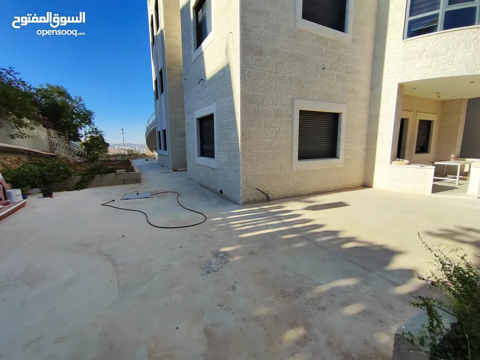 شقة جديده مع ساحه غير مفروش للايجار في سردا