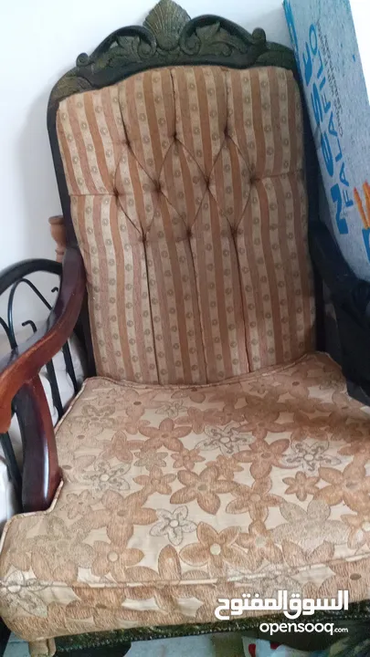 طقم كنب بحالة جيدة ثلاثية وثنائية ومفردة عدد 2 للبيع