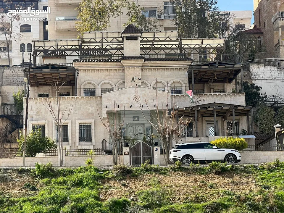 ڤيلا للبيع في تلاع العلي منطقة راقية وهادية جداً شارع المحمدية جميع الخدمات بجانب الڤيلا موقع رائع