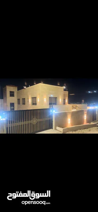 بيت مستقل مساحه البناء صافي175متر البناء الفعلي 240م // تشطيب سوبر ديلوكس، منطقة هادئه ومطله وجميله.