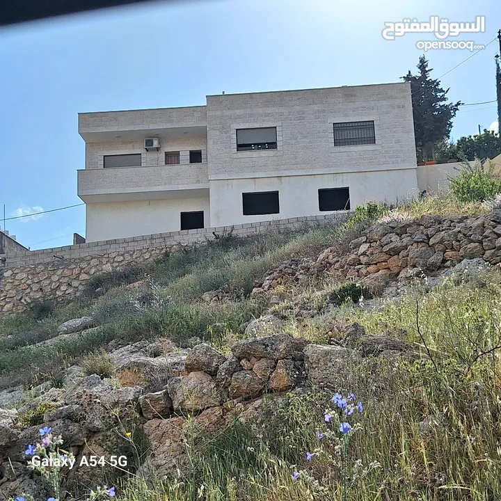 بيت سوبر ديلوكس مستقل للبيع اربع واجهات حجر عمر البناء 3 سنوات اطلاله بانوراميه جميله جدا