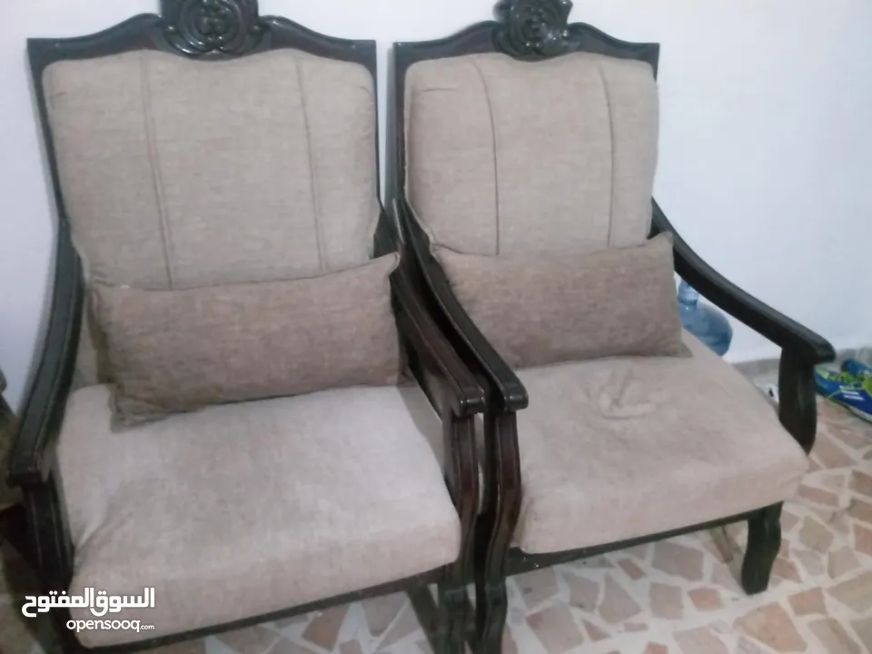 طقم كنب بحال الوكاله للبيع بسعر طري  ممتاز والخشب ميه ميه وجامد