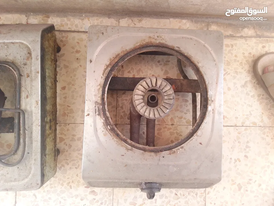 غاز عدد 2 بسعر 10 دنانير الاثنين يعمل  وبحاجة لتنظيف