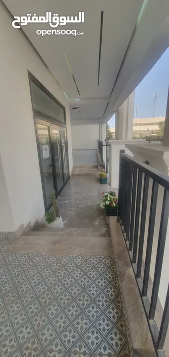 شقة جديدة حجم كبيرة نص تشطيب للبيع في مدينة طرابلس منطقة رأس حسن  بعد كباب العريبي علي يمين في حوازت