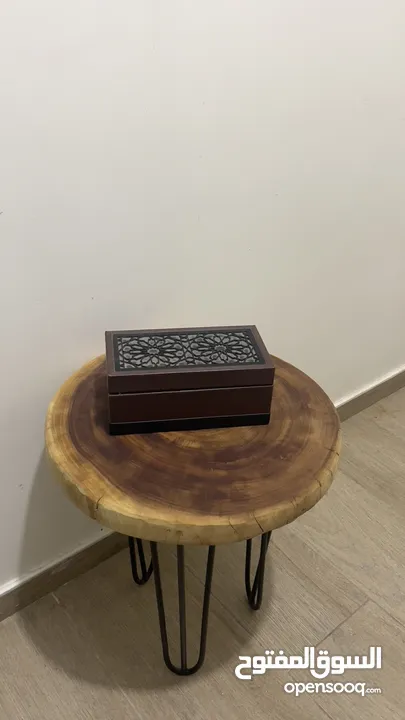 طاولة دائرية ( من خشب شجرة الشريش ) اللون فالحقيقة اقوى / يمكن استعمالها للزينه او للاغراض الشخصية