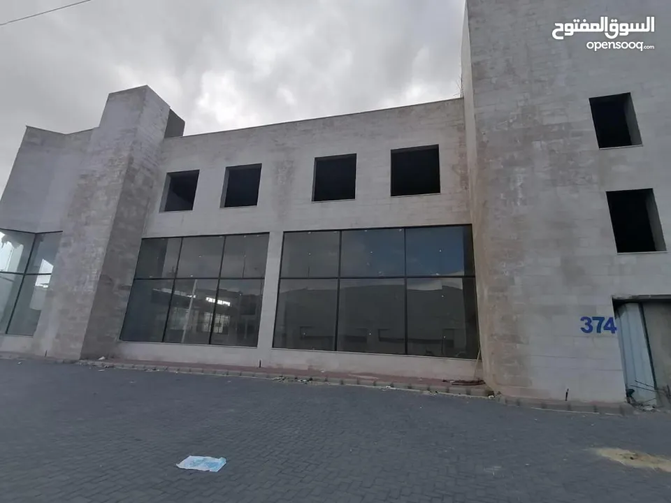 مجمع تجاري للبيع في منطقة المقابلين شارع القدس على 3 شوارع