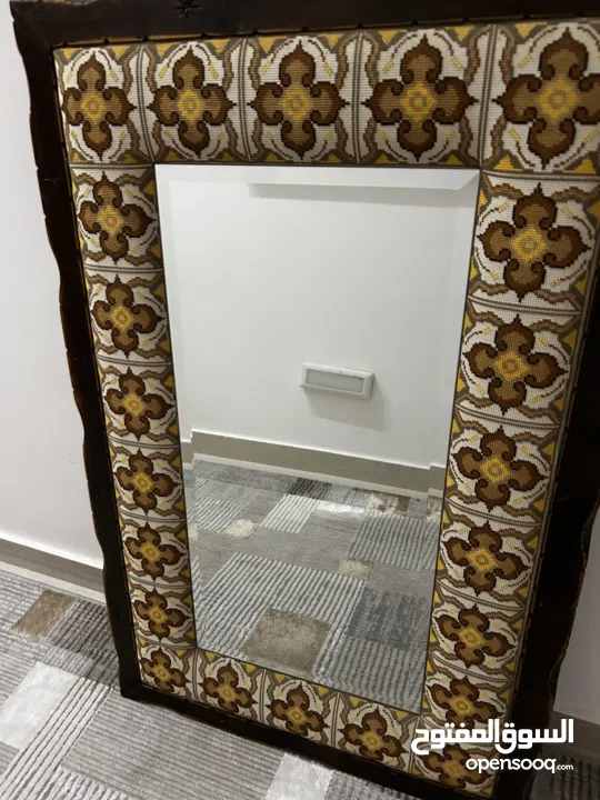 مرايا وعلاقة تطريز يدوي .. شغل يدوي متقن مع اطار خشب