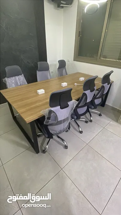 اثاث مكتبي كراسي شبك/ مدير جلد /طاولات اجتماعات / مكاتب فردية شبه جديد لمركز دراسي لم يعمل