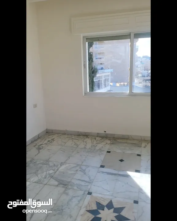 شقة سكنية طابق رابع بحالة ممتازة مجددة بالكامل للايجار السنوي بشارع الجاردنز بجانب جميع الخدمات
