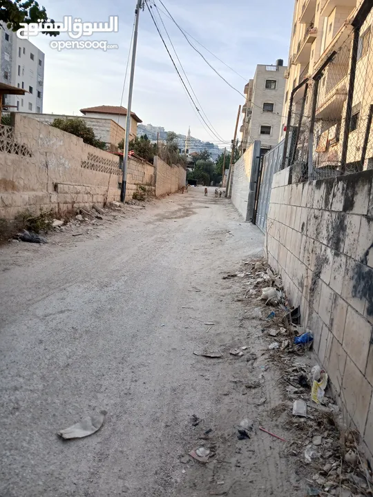 اعلان بيع ارض  مع 3 شقق