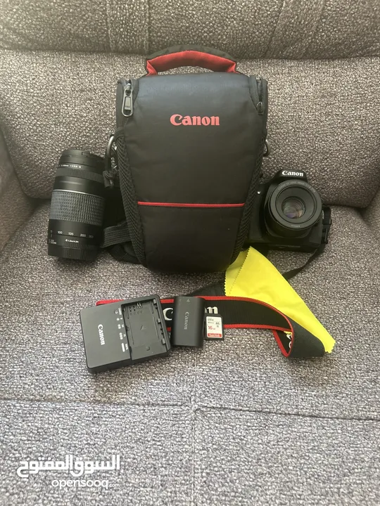 كاميرا Canon 80D شبه جديدة للبيع مع عدستين احترافيتين (75-300mm + 50mm) واكسسوارات كاملة