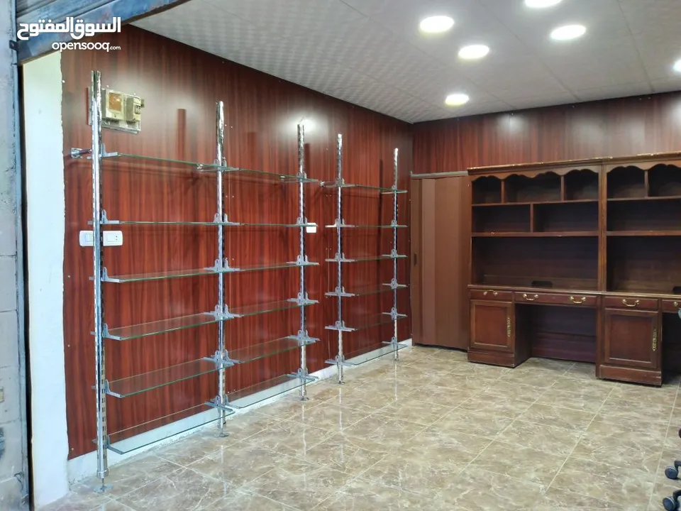 ديكور محل مستعمل عباره عن خزائن عدد5 . ورفوف زجاج وأعمدة تواجد عمان